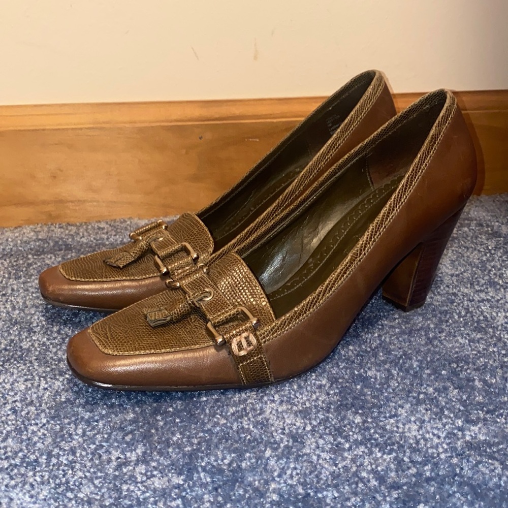 Naturalizer beautiful leather loafer style heels